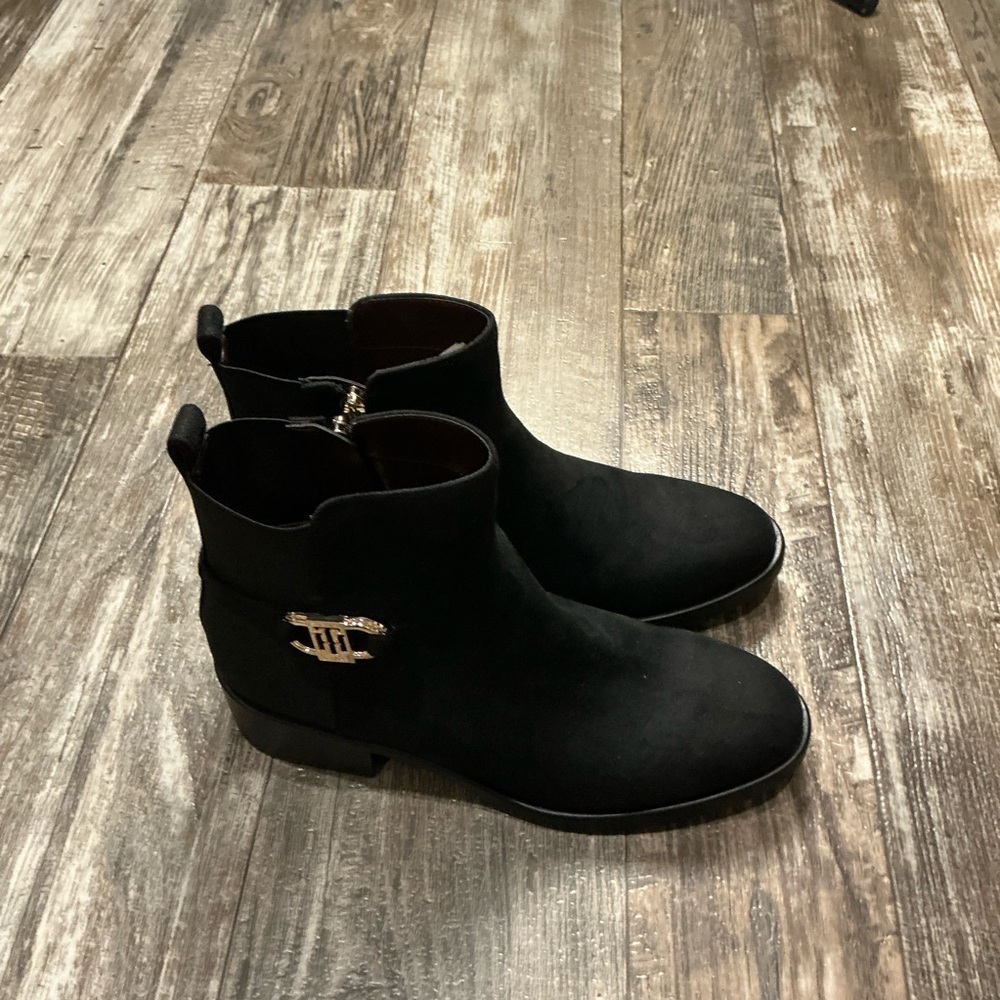 Tommy Hilfiger Women's Black Ankle Booties with Gold Accent Size 8.5 - Picture 9 of 16